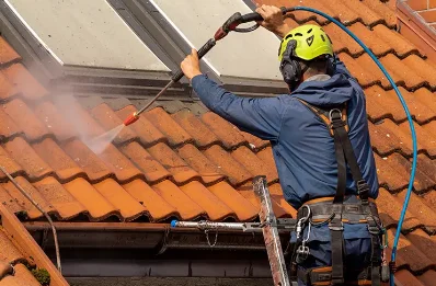 Démoussage et hydrofuge de toiture à Bouquet